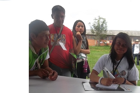 Estudiante indígena de radio