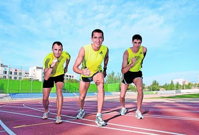 Roberto Sotomayor (izda.) y Javier Arreo, las dos 'liebres', escoltan a Arturo Casado en la pista de Moratalaz donde se entrenan.